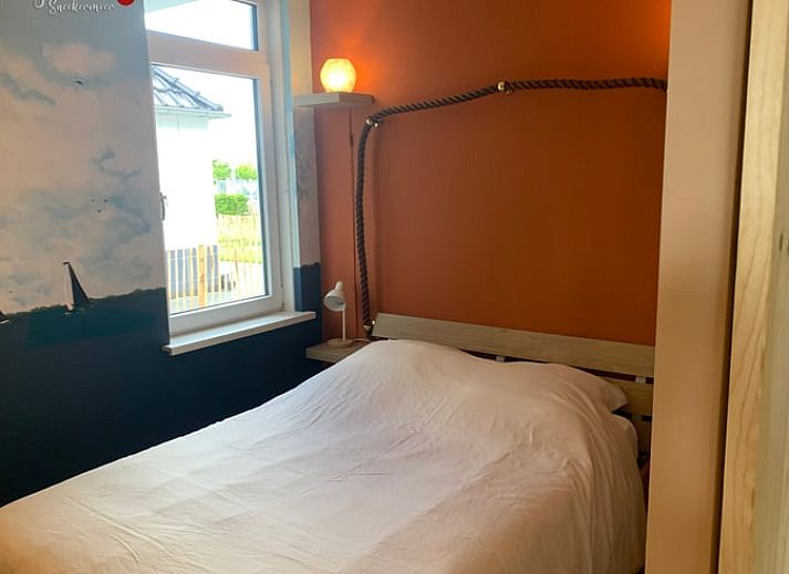 Gemuetliches Wohnzimmer im Cottage in Offingawier, Sneekermeer mit farbenfrohen Moebeln und Gartenblick.