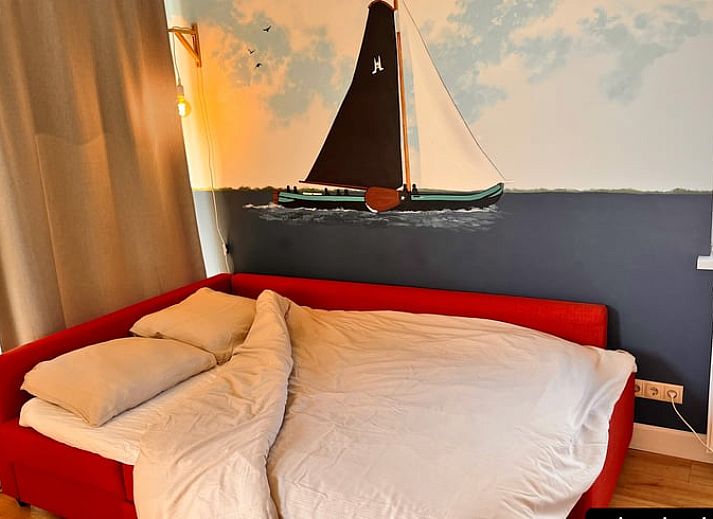 Gemuetliches Wohnzimmer im Cottage in Offingawier, Sneekermeer mit farbenfrohen Moebeln und Gartenblick.