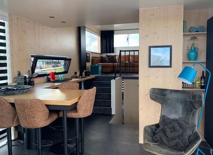 Vakantiehuis in Offingawier, een drijvende accommodatie op het Sneekermeer omgeven door Friese meren.