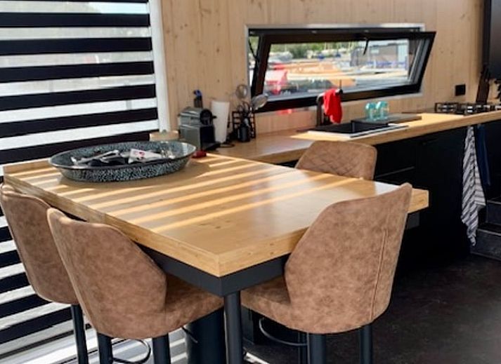 Drijvende vakantiewoning Vakantiehuis in Offingawier, gelegen aan de kade van het Sneekermeer.