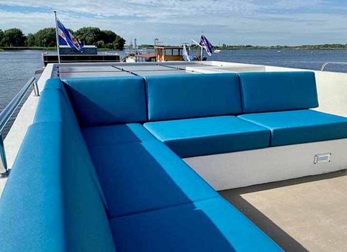 Drijvende vakantiewoning Vakantiehuis in Offingawier, gelegen aan de kade van het Sneekermeer.