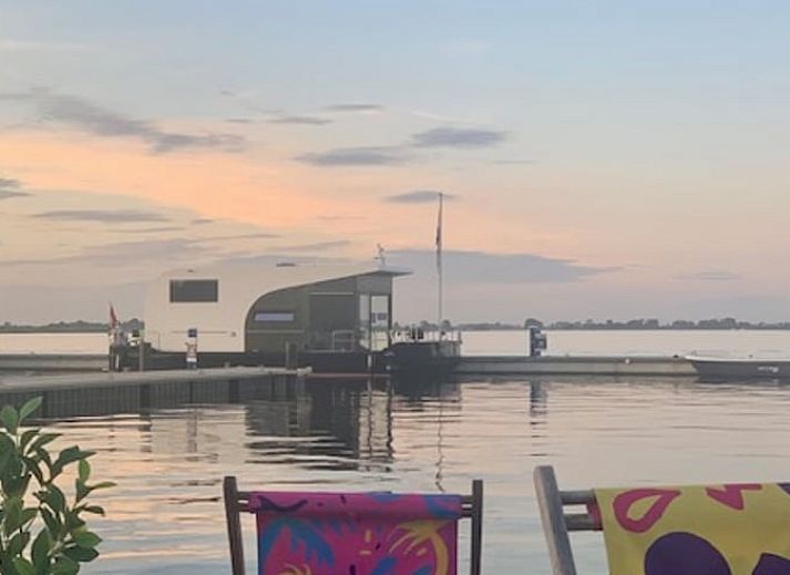 Moderne binnenruimte van Vakantiehuis in Offingawier met gezellige zithoek en keuken in Friese meren.