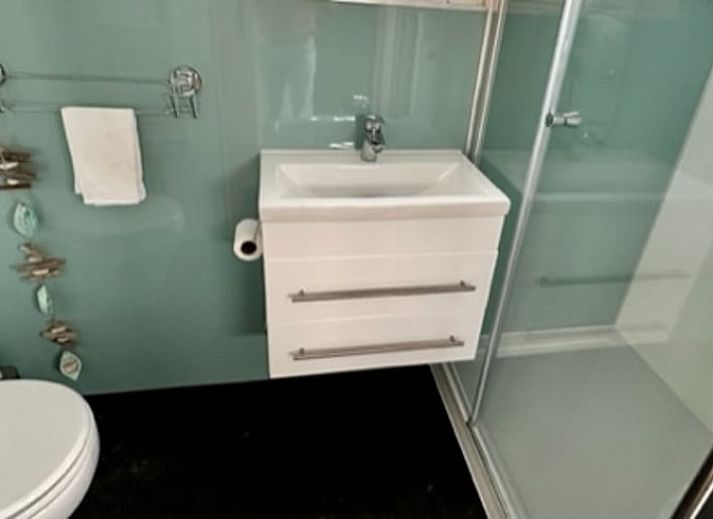 Moderne binnenruimte van Vakantiehuis in Offingawier met gezellige zithoek en keuken in Friese meren.