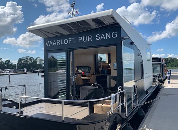 Moderne binnenruimte van Vakantiehuis in Offingawier met gezellige zithoek en keuken in Friese meren.