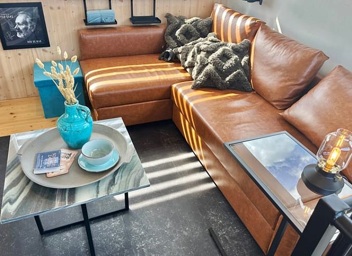 Terras van Vakantiehuis in Offingawier met uitzicht op de haven van het Sneekermeer, Friese meren.