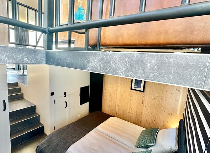 Terras van Vakantiehuis in Offingawier met uitzicht op de haven van het Sneekermeer, Friese meren.