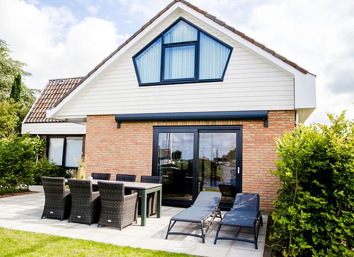Enjoy the serene waterfront at Huisje in Akkrum, vacation home on the Sneekermeer lake in the Frisian Lakes.