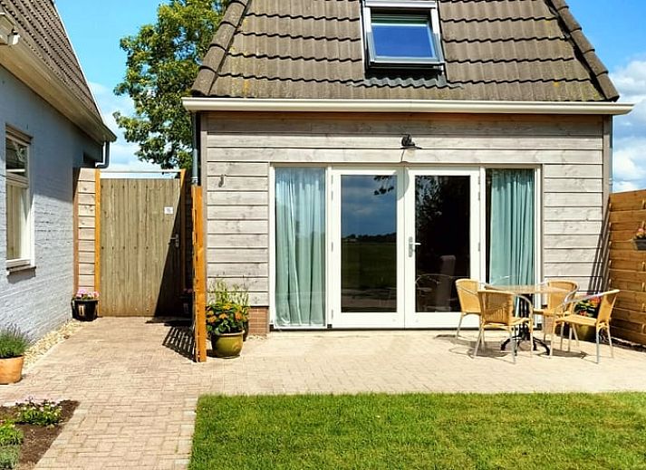 Geniessen Sie die Terrasse im Cottage in Terkaple, Ferienhaus am Sneekermeer, Friesische Seen.