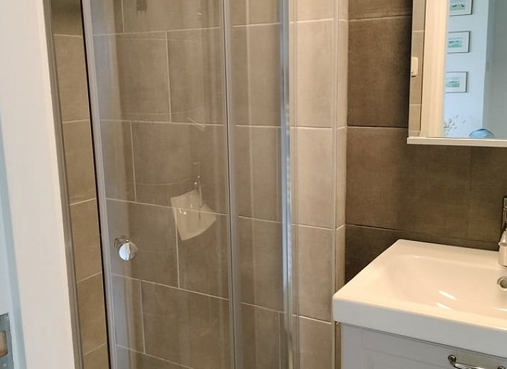 Entspannen Sie sich auf der Veranda von Cottage in Terkaple, Ferienhaus in Sneekermeer, Friesische Seen.