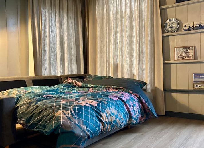Moderne badkamer in Vakantiehuis in Sumar, Bergumermeer, met stijlvolle grijze tegels.