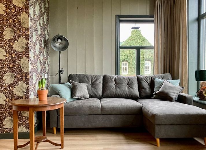 Moderne badkamer in Vakantiehuis in Sumar, Bergumermeer, met stijlvolle grijze tegels.