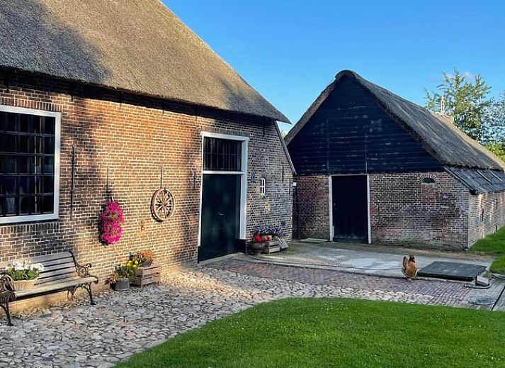 Gezellige binnenruimte van Huisje in Sumar in Bergumermeer, Friese meren, met houten eettafel en hanglampen.