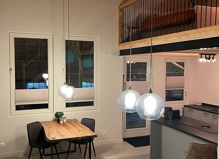 Moderne badkamer in Huisje in Sumar, Sumar, Bergumermeer, Friese meren, met glazen douche en stijlvolle details.