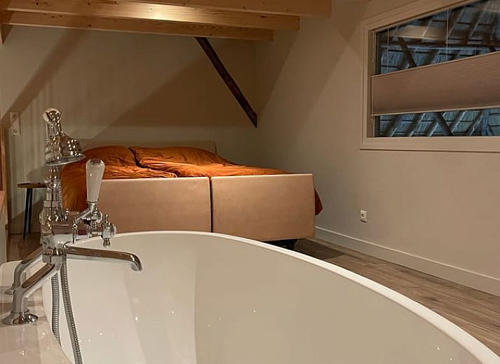 Buitenkant van Huisje in Sumar, een charmant vakantiehuis in Sumar, Bergumermeer, Friese meren, omgeven door groen.