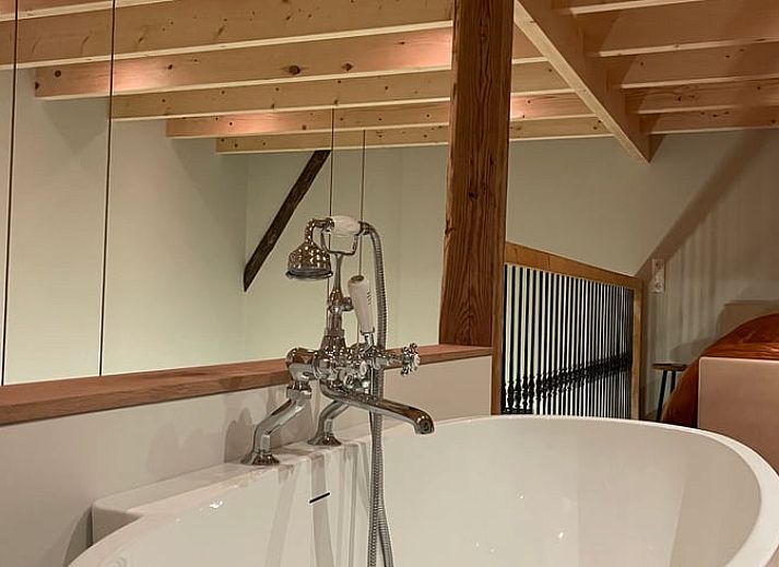 Buitenkant van Huisje in Sumar, een charmant vakantiehuis in Sumar, Bergumermeer, Friese meren, omgeven door groen.