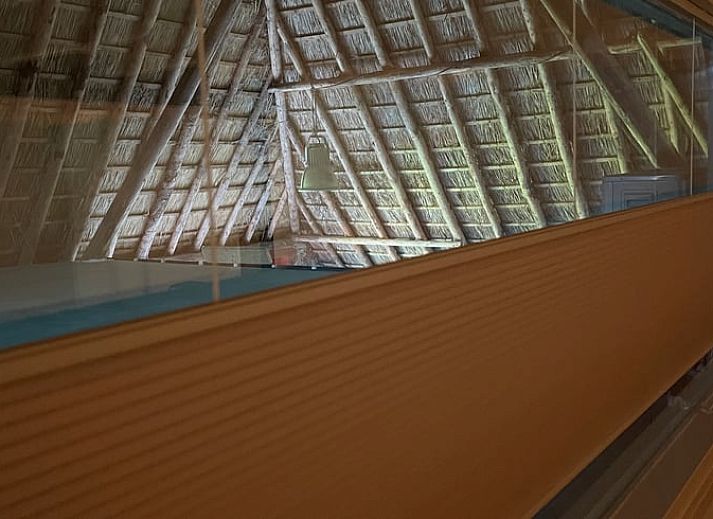 Buitenkant van Huisje in Sumar, een charmant vakantiehuis in Sumar, Bergumermeer, Friese meren, omgeven door groen.