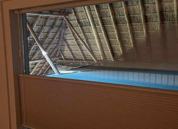 Buitenkant van Huisje in Sumar, een charmant vakantiehuis in Sumar, Bergumermeer, Friese meren, omgeven door groen.