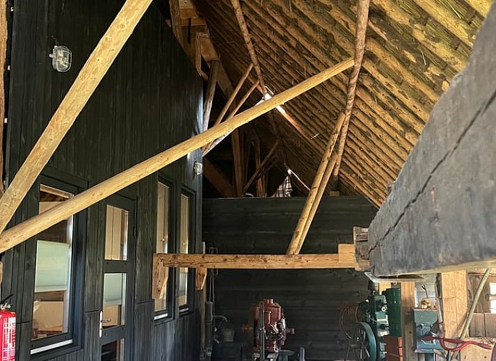 Buitenkant van Huisje in Sumar, een charmant vakantiehuis in Sumar, Bergumermeer, Friese meren, omgeven door groen.