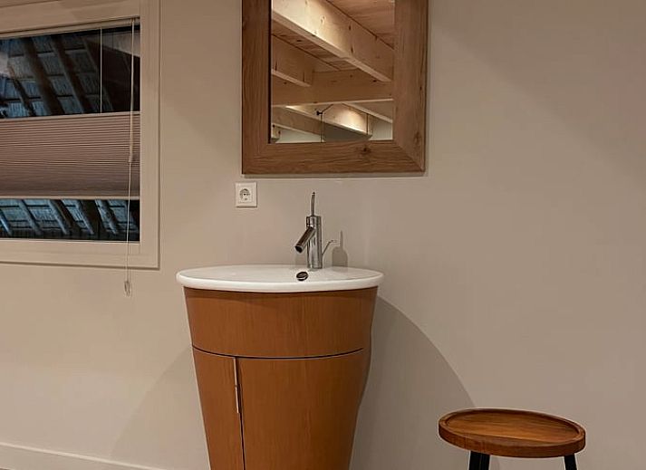 Ruim terras bij Huisje in Sumar, Sumar, Bergumermeer, Friese meren, met comfortabele zitplek en uitzicht op de natuur.