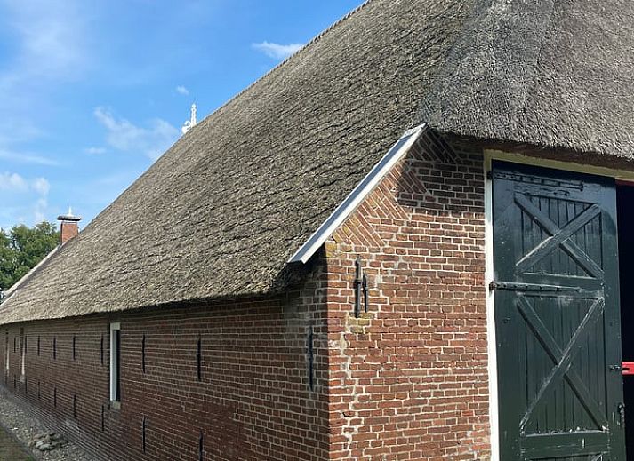 Ruim terras bij Huisje in Sumar, Sumar, Bergumermeer, Friese meren, met comfortabele zitplek en uitzicht op de natuur.