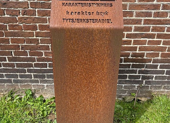 Ruim terras bij Huisje in Sumar, Sumar, Bergumermeer, Friese meren, met comfortabele zitplek en uitzicht op de natuur.