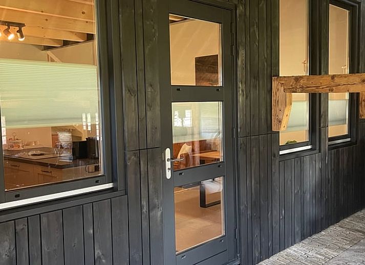 Authentieke boerderij bij Huisje in Sumar, Sumar, Bergumermeer, Friese meren, met landelijke charme en rustieke details.