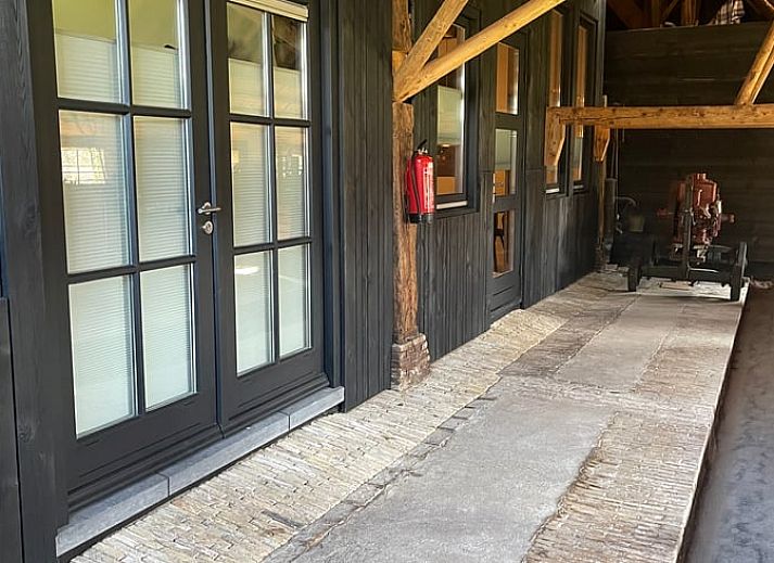 Authentieke boerderij bij Huisje in Sumar, Sumar, Bergumermeer, Friese meren, met landelijke charme en rustieke details.