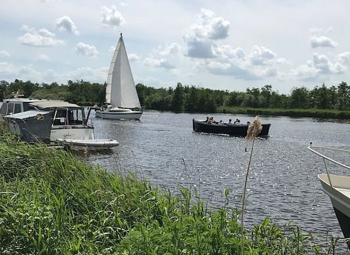 Vakantiehuis in Eernewoude met charmant terras, gelegen in Earnewald, Princehof/Alde Feanen, ideaal voor ontspanning bij de Friese meren.