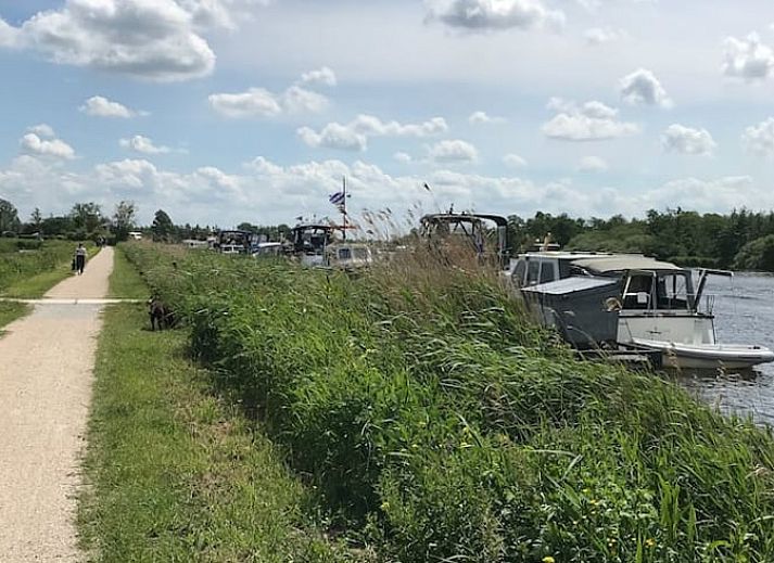 Vakantiehuis in Eernewoude met charmant terras, gelegen in Earnewald, Princehof/Alde Feanen, ideaal voor ontspanning bij de Friese meren.