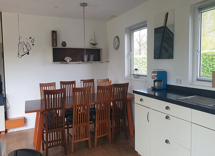 Vakantiehuis Bungalowpark It Wiid in Earnewald met ruime tuin en terras, ideaal voor ontspanning in de Friese meren.