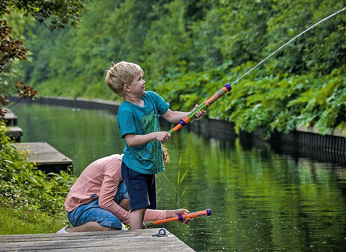 Vakantiehuis Bungalowpark It Wiid in Earnewald met ruime tuin en terras, ideaal voor ontspanning in de Friese meren.
