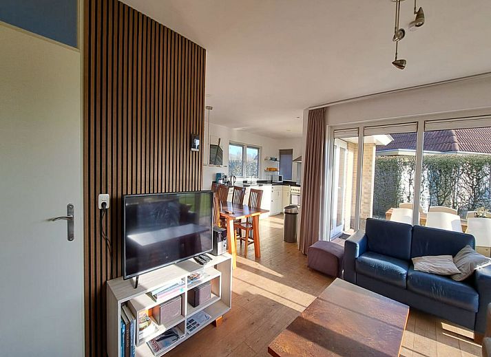 Gezellige eetruimte in Vakantiehuis Bungalowpark It Wiid, Earnewald, met uitzicht op de natuur van Princehof.