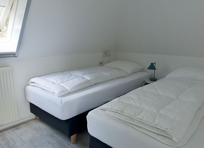 Gezellige eetruimte in Vakantiehuis Bungalowpark It Wiid, Earnewald, met uitzicht op de natuur van Princehof.