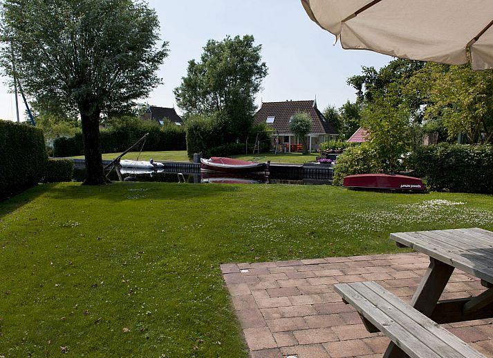 Gezellige eetruimte in Vakantiehuis Bungalowpark It Wiid, Earnewald, met uitzicht op de natuur van Princehof.