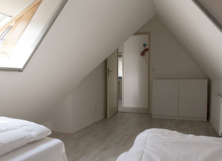 Ruime eetkamer in Vakantiehuis Bungalowpark It Wiid, perfect voor familiediners in de serene omgeving van Alde Feanen.