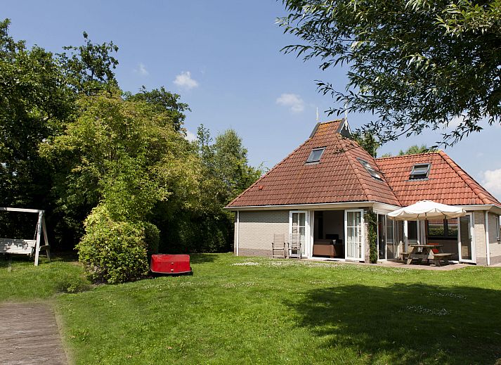 Ruime eetkamer in Vakantiehuis Bungalowpark It Wiid, perfect voor familiediners in de serene omgeving van Alde Feanen.