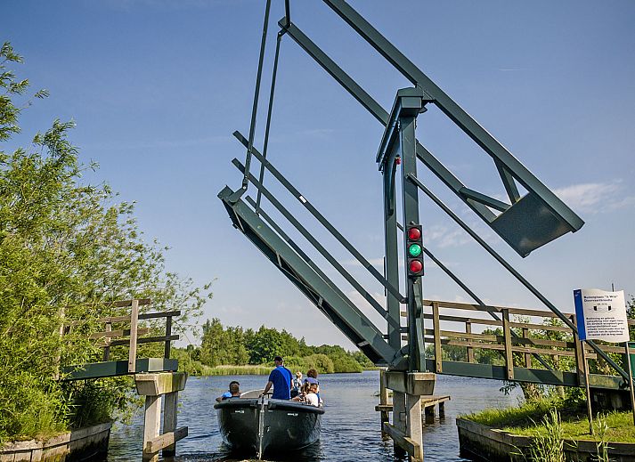Authentieke Friese boten bij Vakantiehuis Bungalowpark It Wiid in Earnewald, omgeven door de Friese meren.