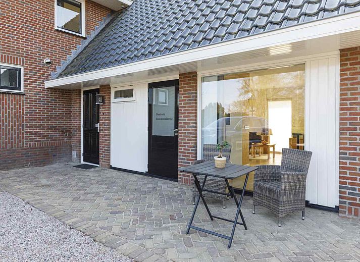 Moderne keuken in vakantiehuis FR403 in Earnewald, met uitzicht op de Friese meren en veel natuurlijk licht.