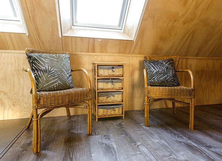 Moderne keuken in vakantiehuis FR403 in Earnewald, met uitzicht op de Friese meren en veel natuurlijk licht.