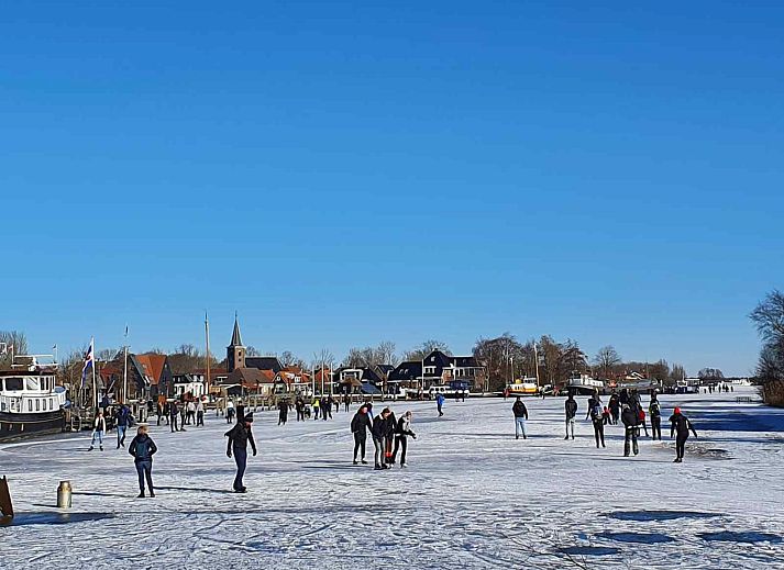 Moderne keuken in vakantiehuis FR403 in Earnewald, met uitzicht op de Friese meren en veel natuurlijk licht.