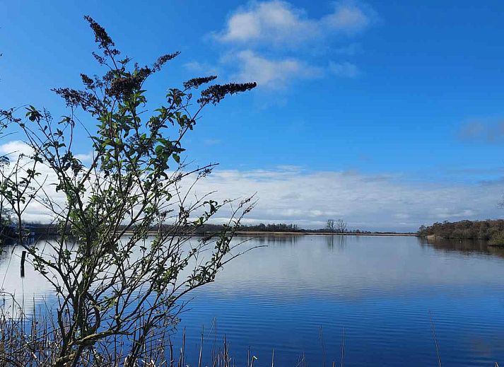 Moderne keuken in vakantiehuis FR403 in Earnewald, met uitzicht op de Friese meren en veel natuurlijk licht.