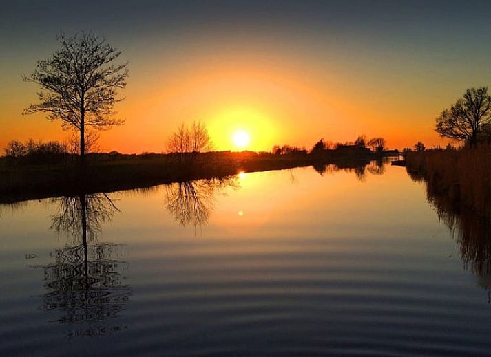Luftaufnahme von Cottage in De Veenhoop, Ferienhaus umgeben von gruenen Feldern in Princehof, Friesische Seen.