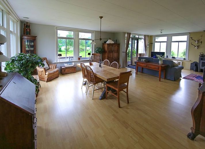 Luftaufnahme von Cottage in De Veenhoop, Ferienhaus umgeben von gruenen Feldern in Princehof, Friesische Seen.