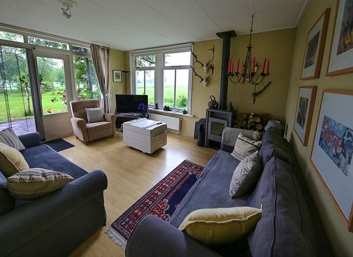 Cottage in De Veenhoop, Ferienhaus in Alde Feanen mit Baeumen und Wasser in der Umgebung.