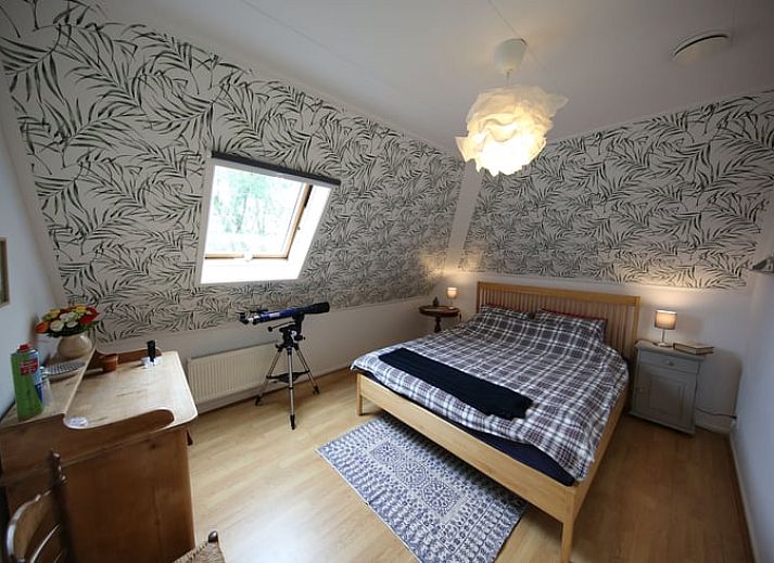 Cottage in De Veenhoop, Ferienhaus in Alde Feanen mit Baeumen und Wasser in der Umgebung.