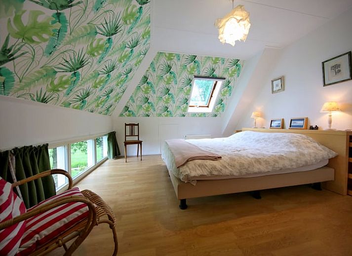 Cottage in De Veenhoop, Ferienhaus in Alde Feanen mit Baeumen und Wasser in der Umgebung.