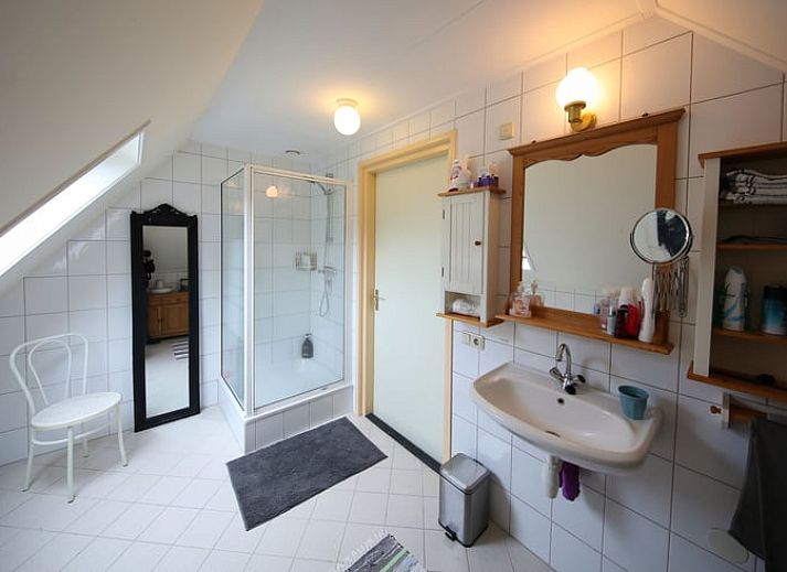 Atemberaubender Sonnenuntergang am Ferienhaus in De Veenhoop, der sich im Wasser der friesischen Seen spiegelt.