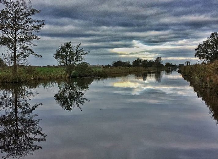Geraeumiges Wohnzimmer in Cottage in De Veenhoop, Ferienhaus mit Blick auf den Garten in Princehof.