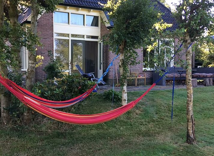 Geraeumiges Wohnzimmer in Cottage in De Veenhoop, Ferienhaus mit Blick auf den Garten in Princehof.