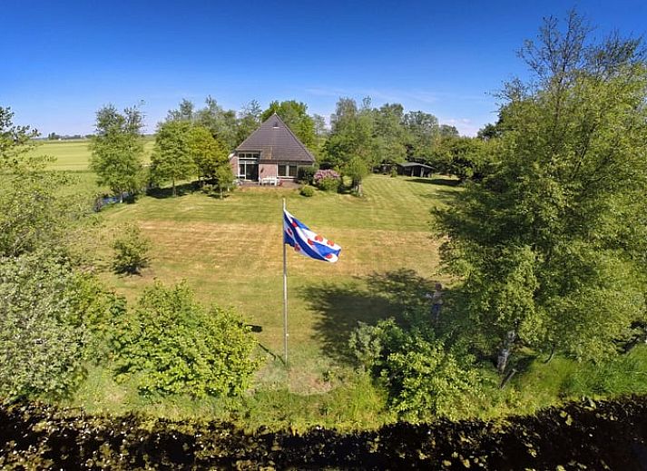 Geraeumiges Wohnzimmer in Cottage in De Veenhoop, Ferienhaus mit Blick auf den Garten in Princehof.